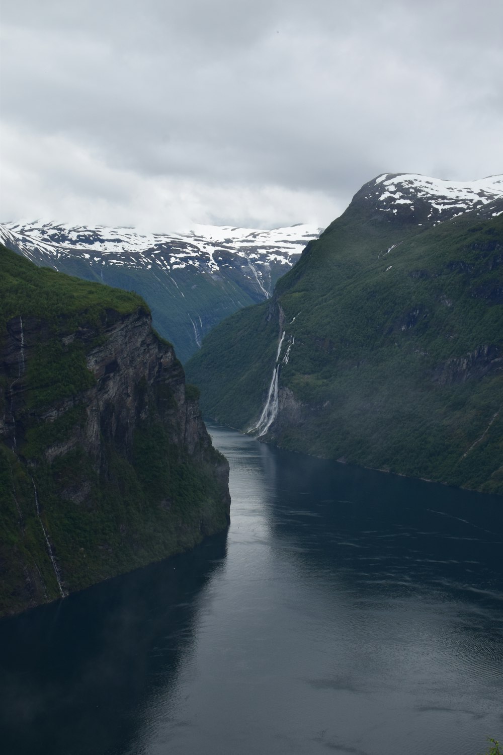 montagnes et plan d’eau pendant la journée