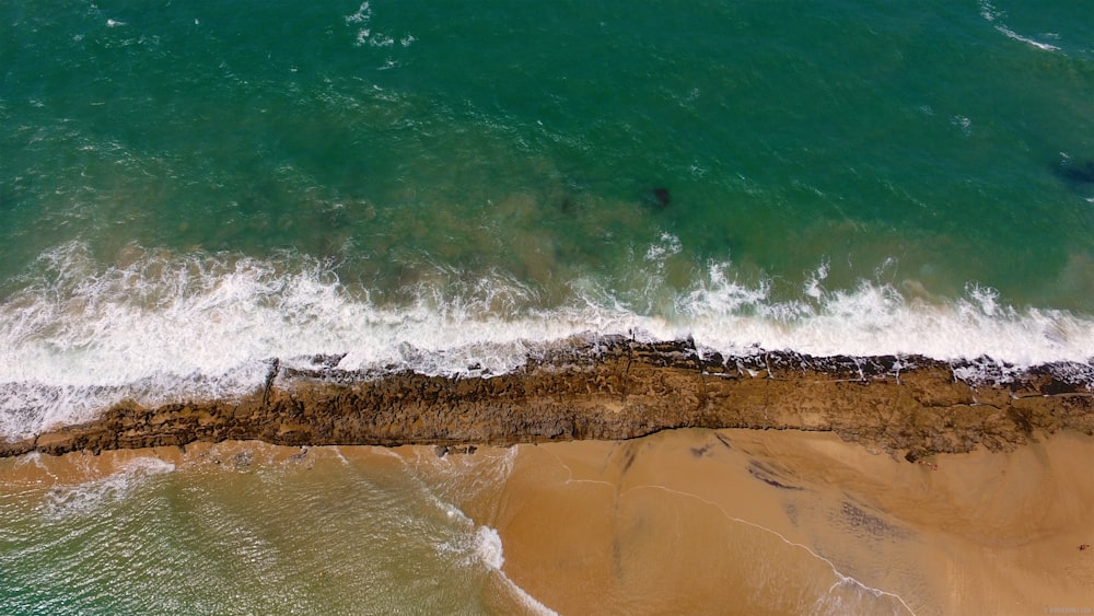 fotografia aérea de duas linhas costeiras
