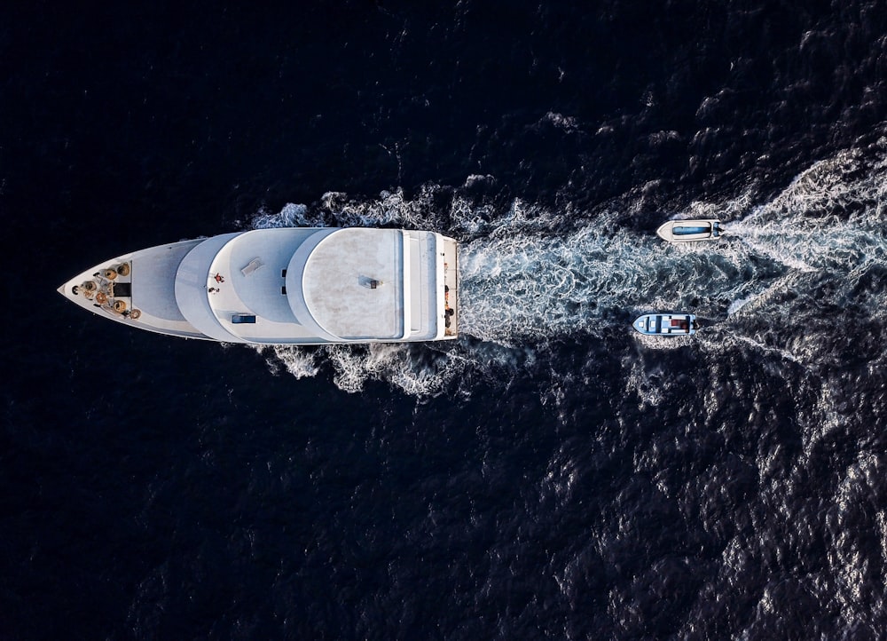 Photo aérienne d’un yacht blanc
