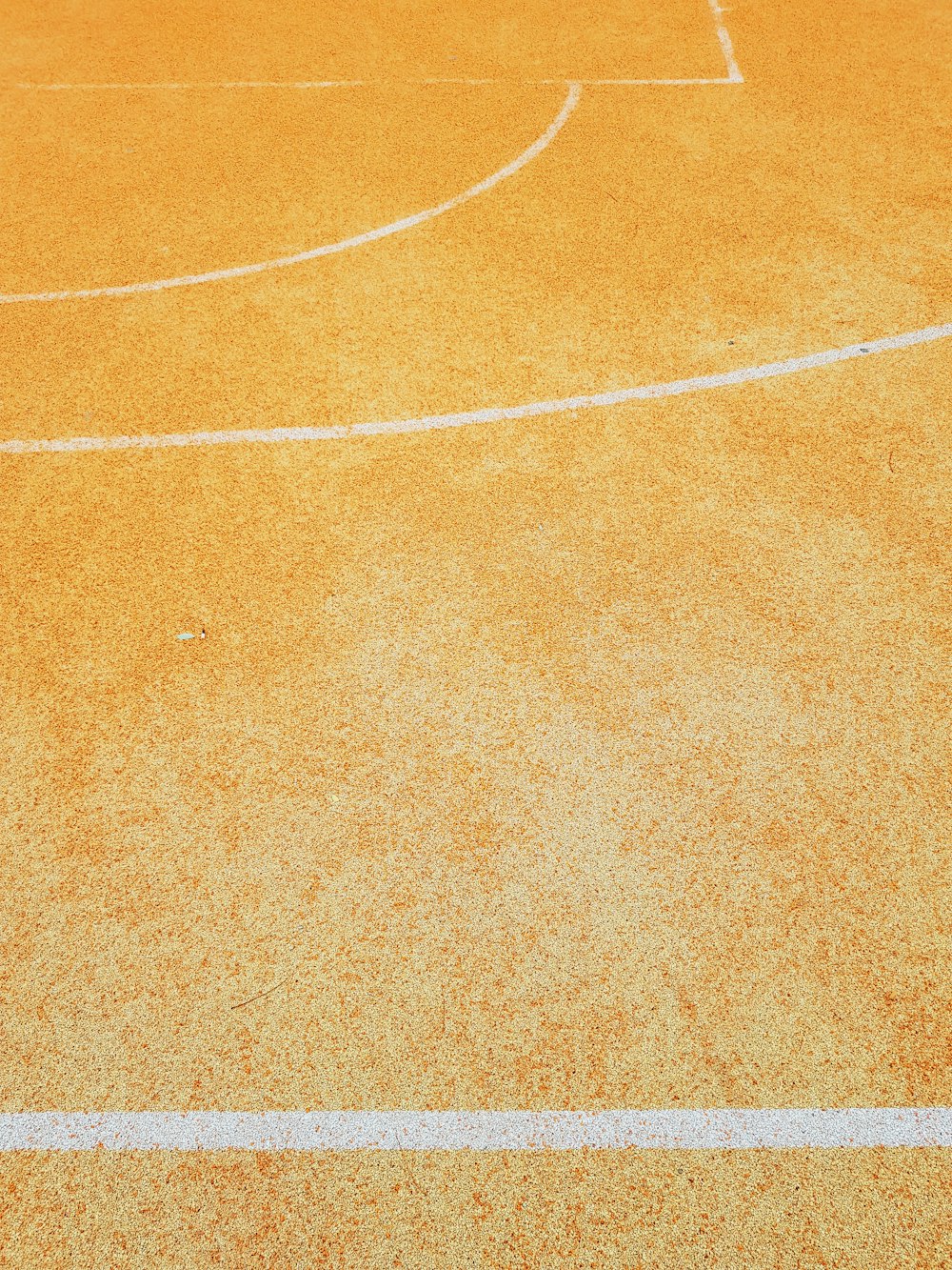 un campo da basket con una linea bianca su di esso