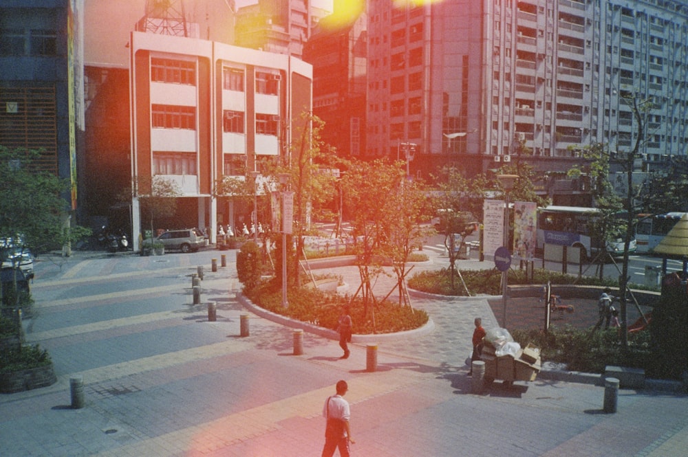 Persone sul parco vicino agli edifici