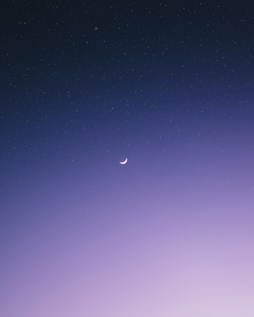 Luna creciente rodeada de estrellas durante la noche
