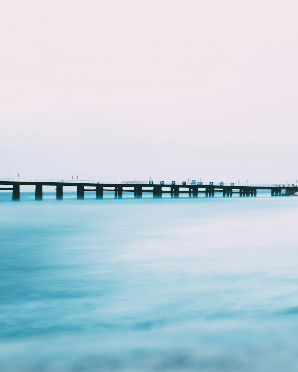 Puente sobre el cuerpo de agua