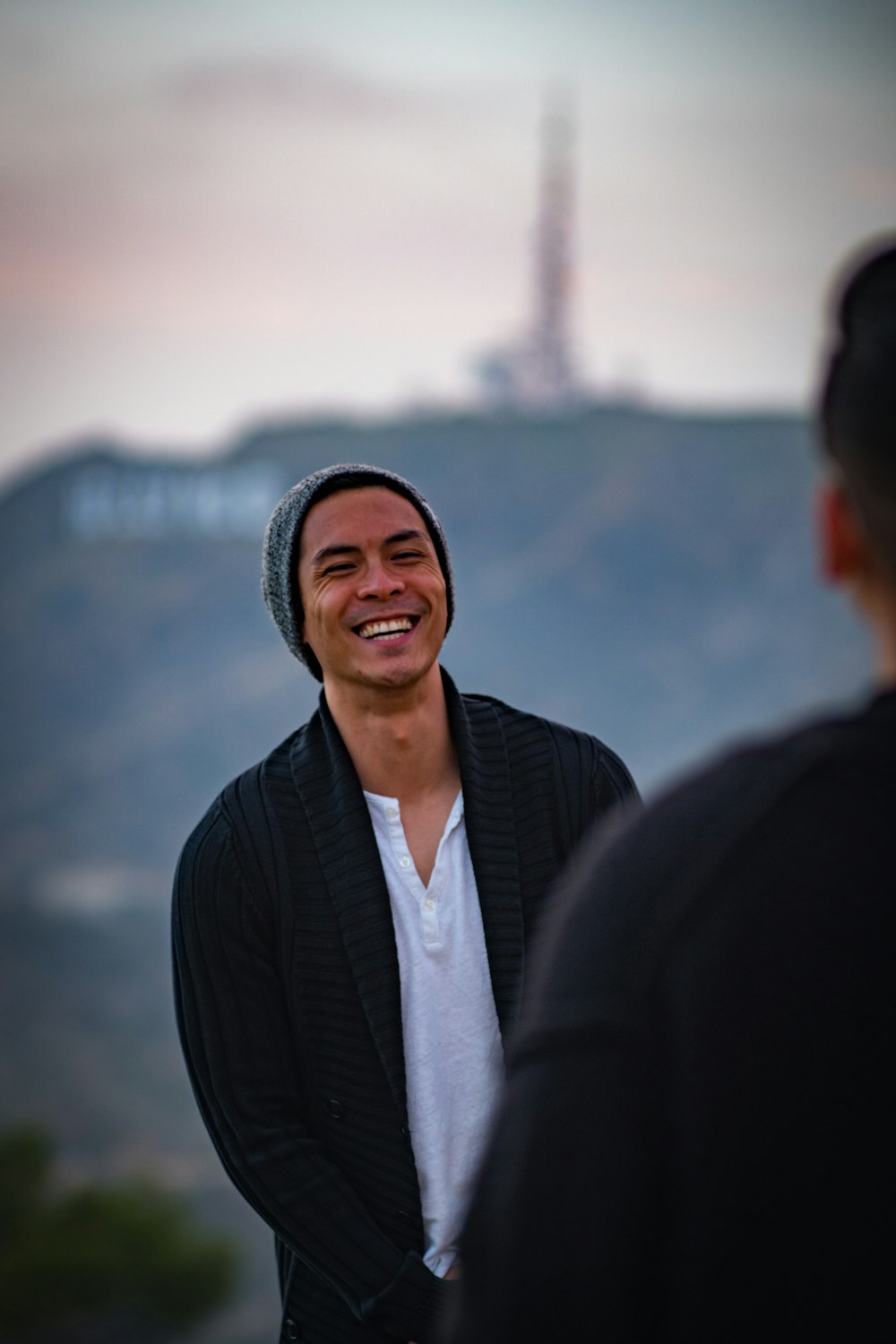 homme souriant tout en faisant face à une autre personne