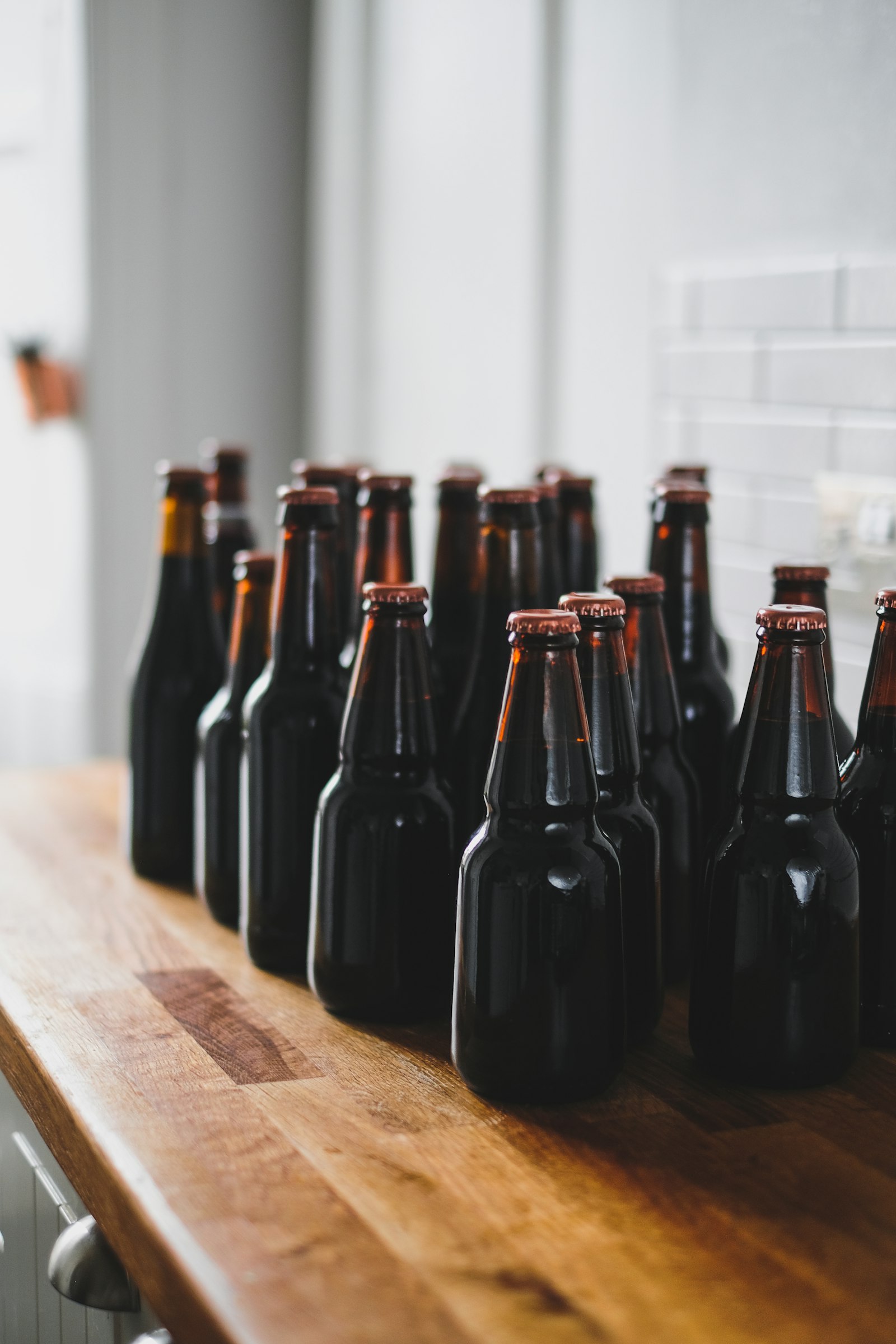 Des bouteilles de bière brunes alignées, sans étiquette