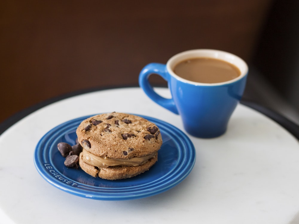 biscuit au chocolat sur assiette