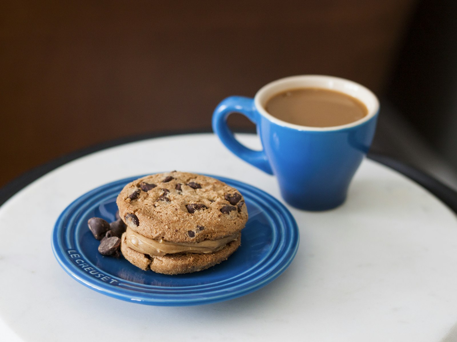 Canon EOS 500D (EOS Rebel T1i / EOS Kiss X3) + Canon EF 50mm F1.8 II sample photo. Chocolate cookie on plate photography