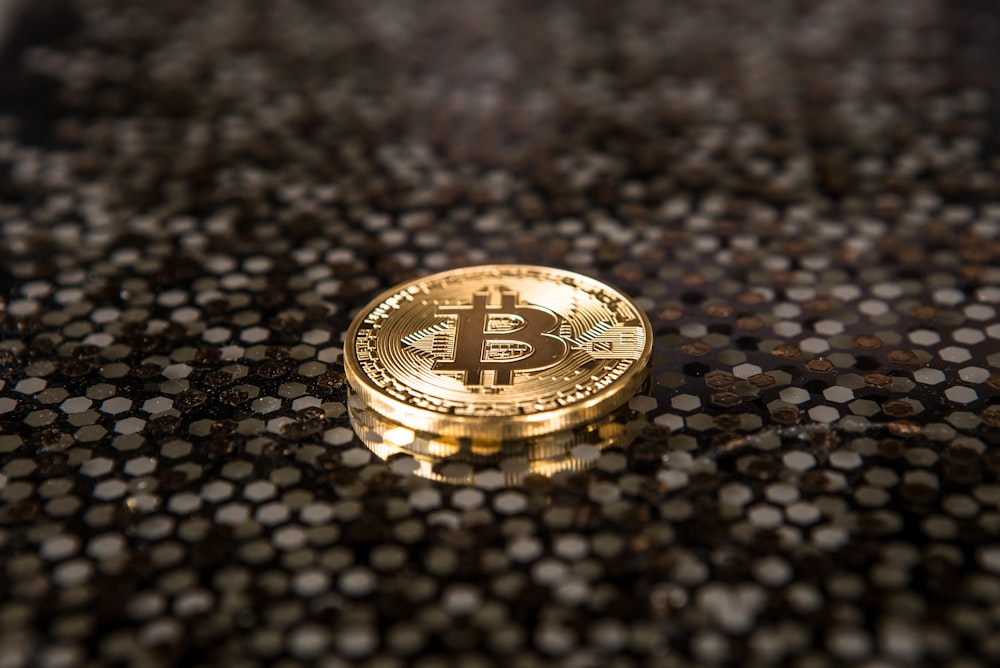 золотая монета Bitcoin на земле