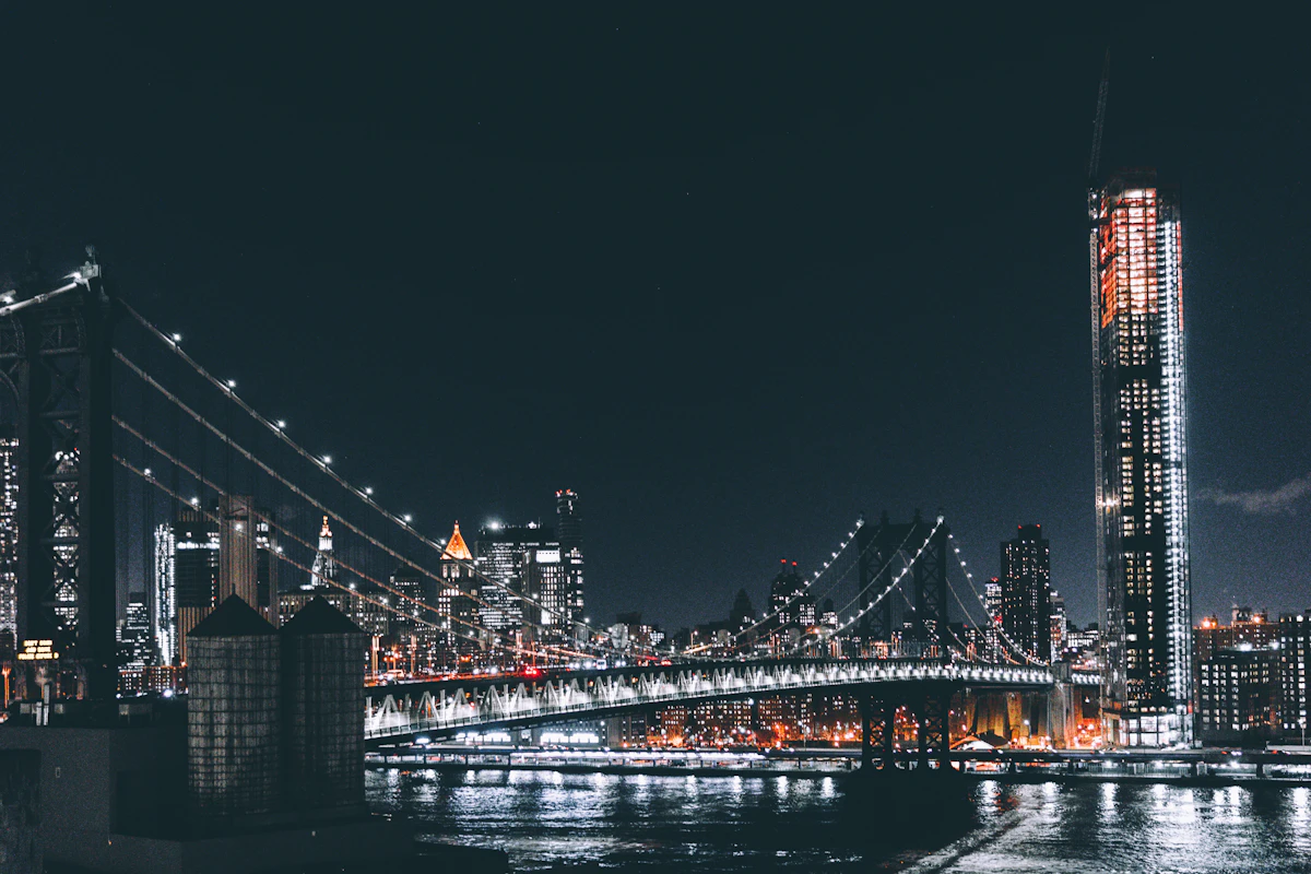 Il Brooklyn Bridge illuminato con lo skyline di Manhattan sullo sfondo