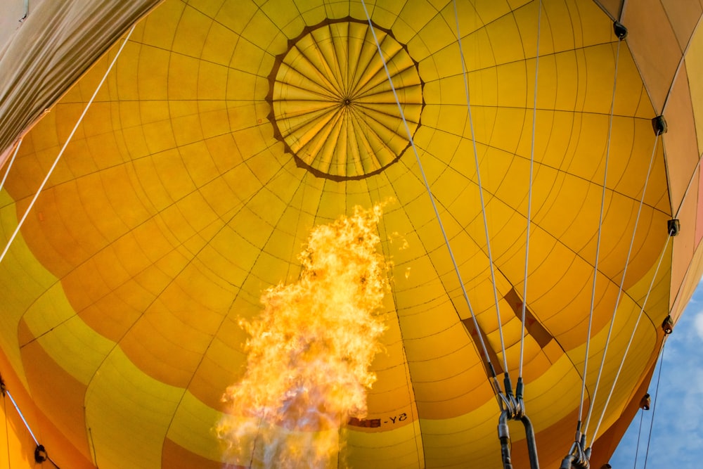 Fotografía de ángulo bajo de globo aerostático amarillo