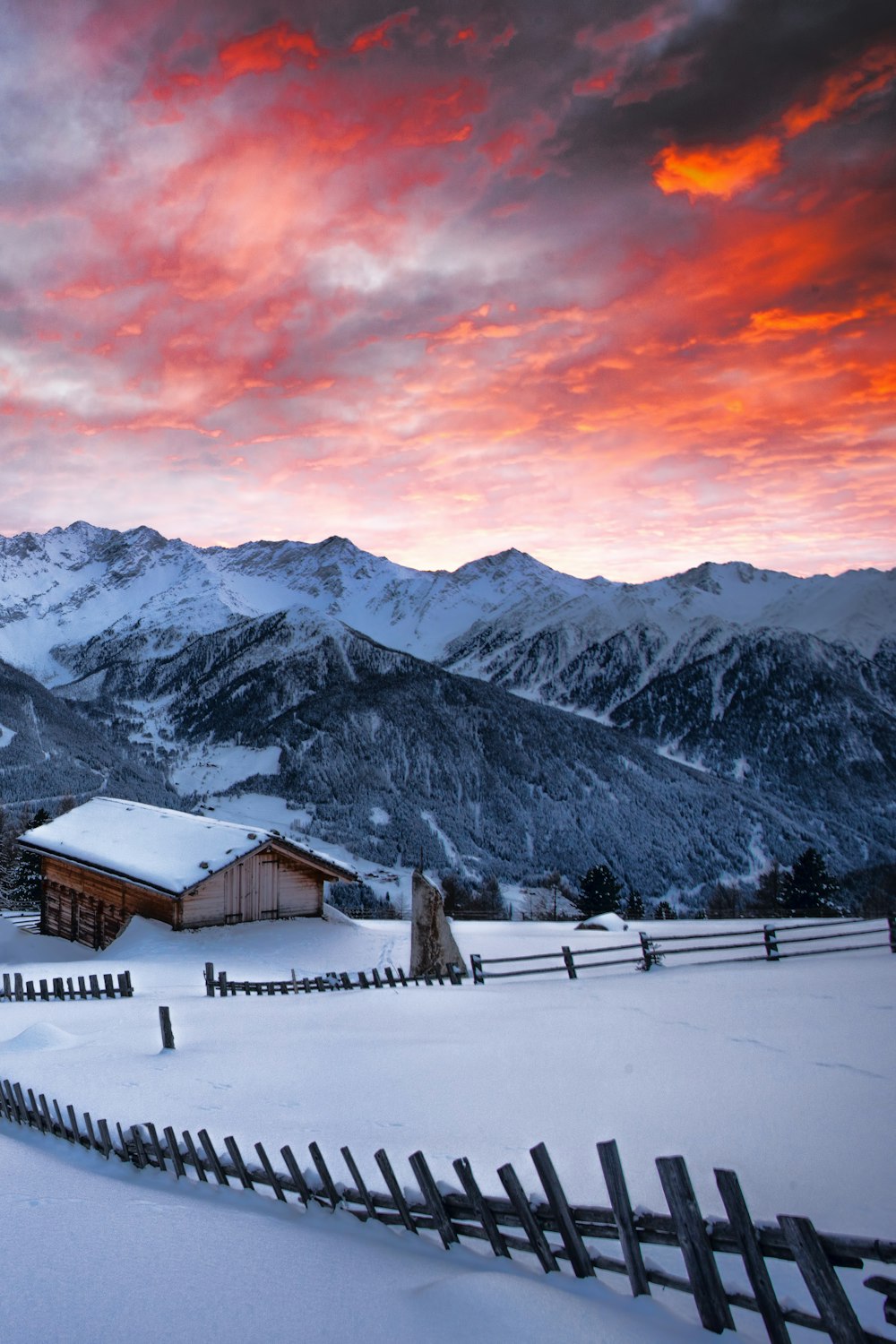 Fotografía de montaña cubierta de nieve durante la puesta de sol