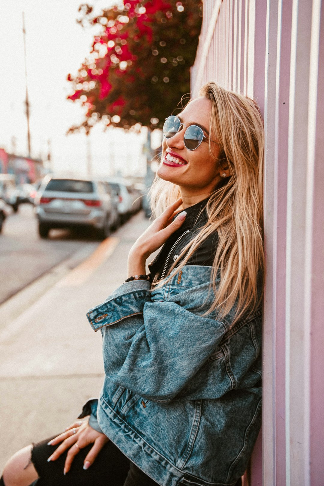 Mulher sorrindo usando óculos de sol