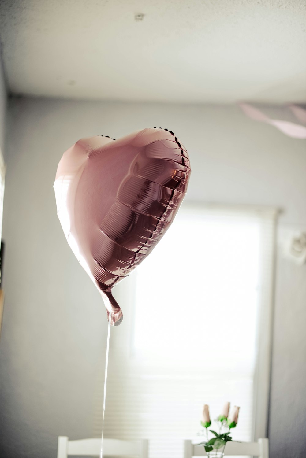 grauer Luftballon auf dem Tisch