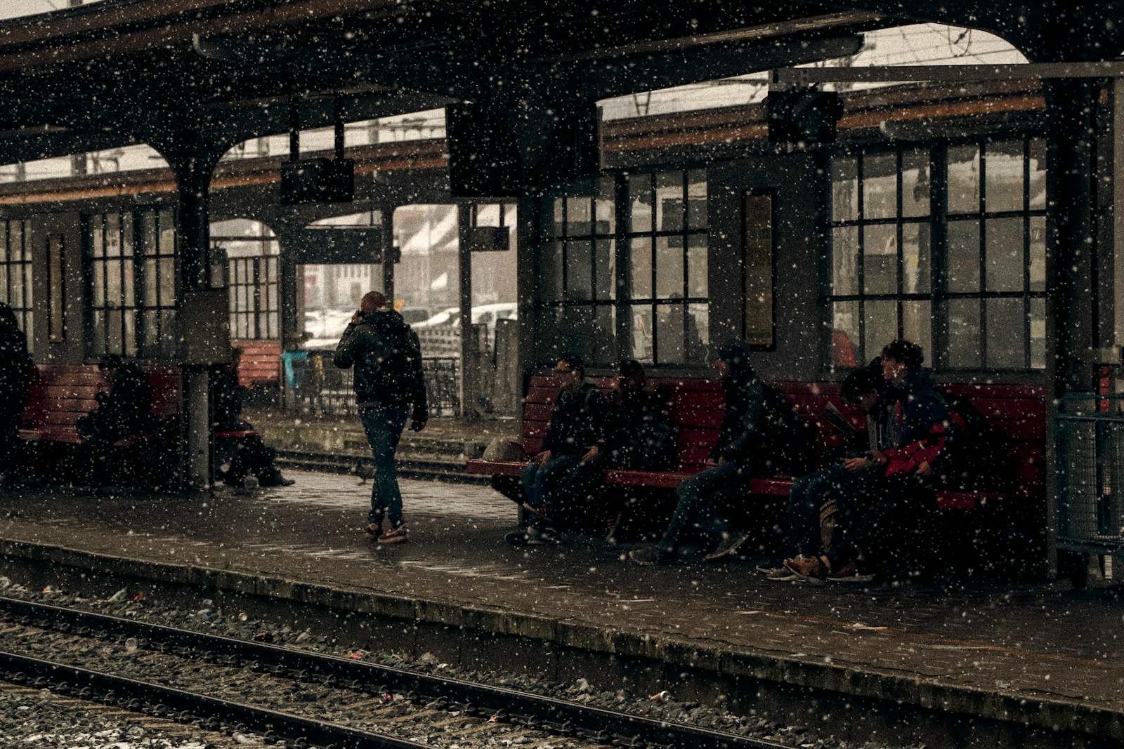 Canon EOS 77D (EOS 9000D / EOS 770D) + Canon EF-S 18-135mm F3.5-5.6 IS USM sample photo. People sitting near station photography