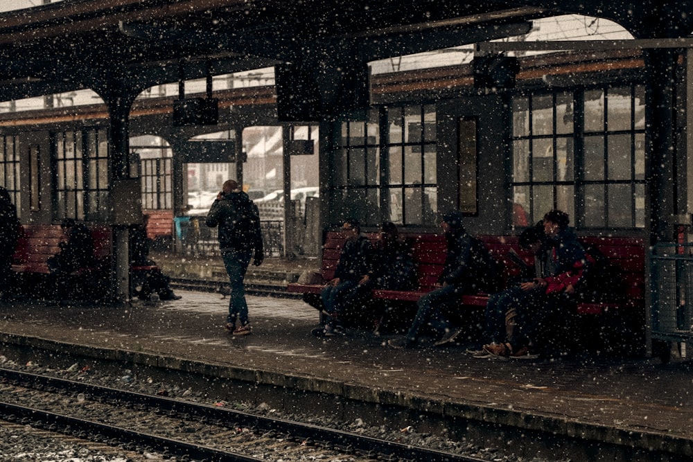 Menschen, die im Winter in der Nähe des Bahnhofs sitzen