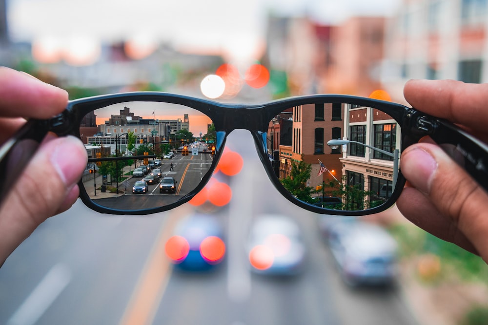 óculos de sol reflexão da rodovia durante o dia