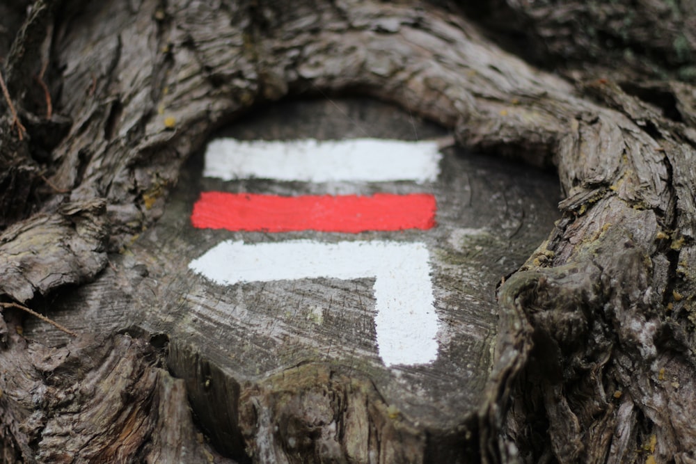 Marque blanche et rouge sur bois