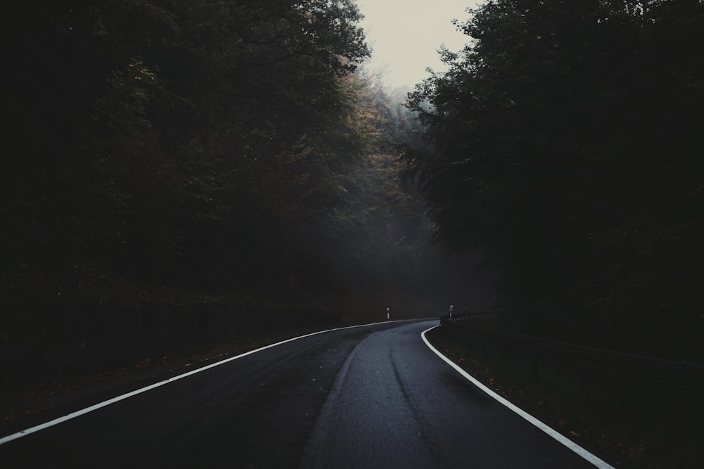 foto di paesaggio della strada asfaltata