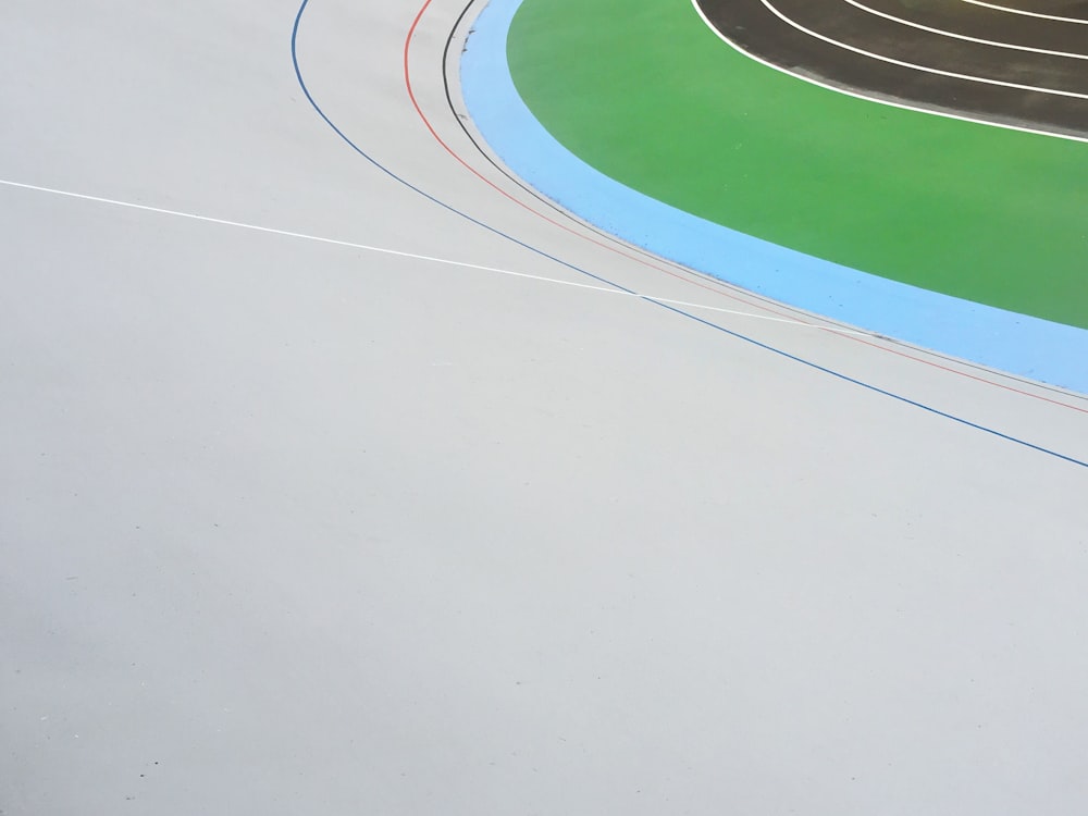 Un hombre montando una patineta encima de una pista