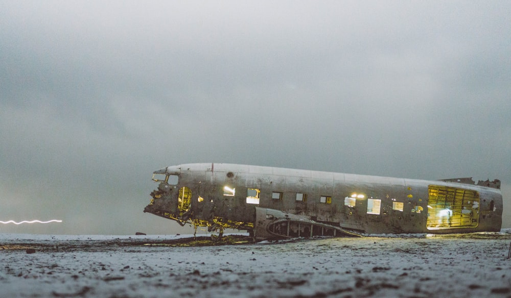 avion abandonné sous un ciel blanc