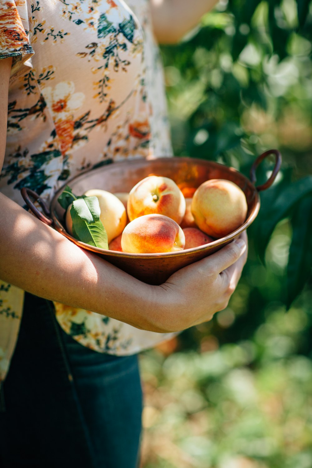 femme portant des fruits dans un panier