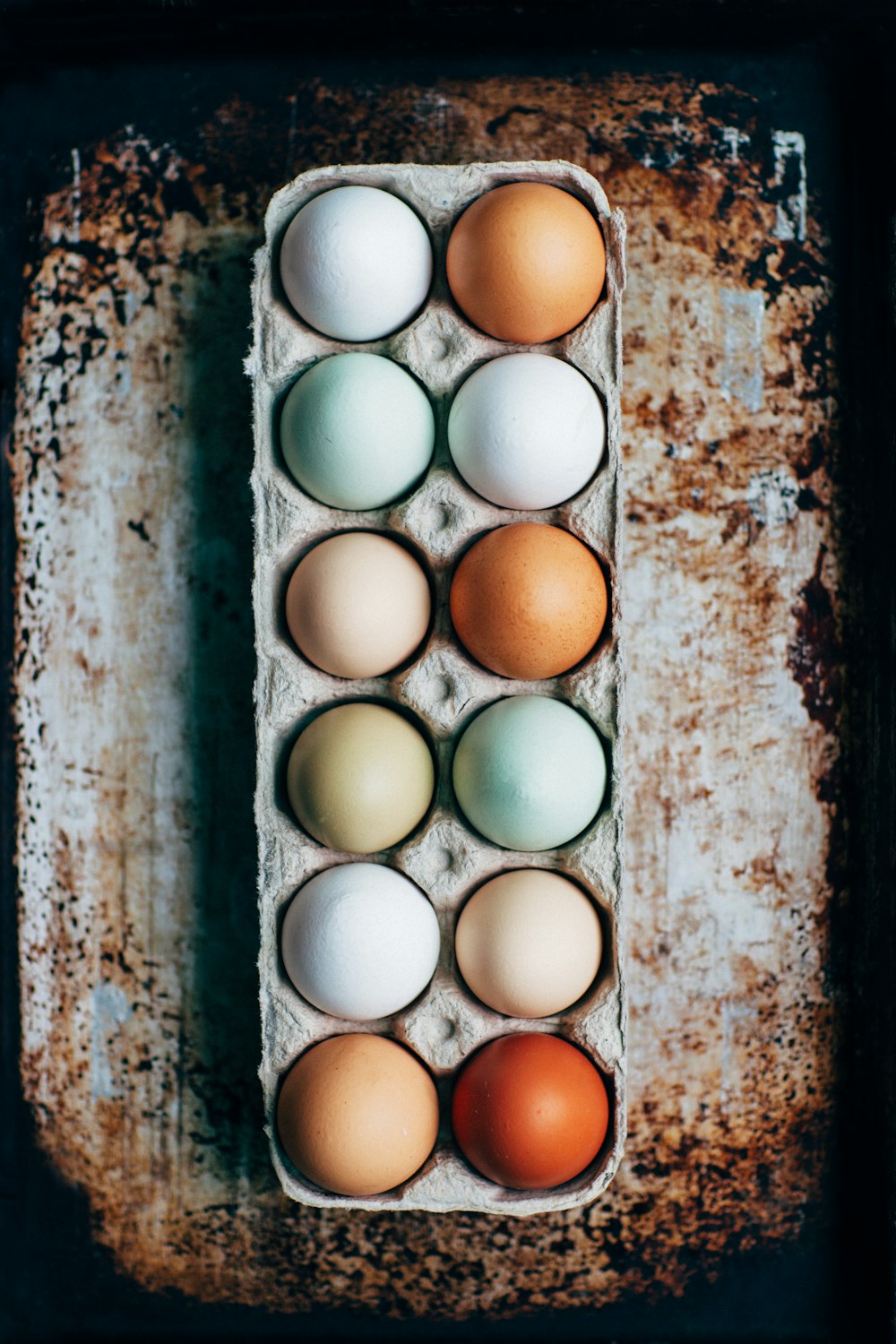 Dutzend Eier auf Tablett