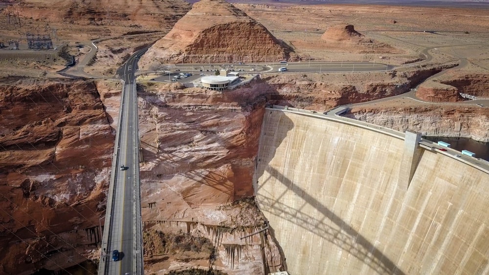 foto di veicoli sul ponte