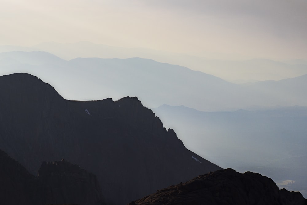 silhouette de montagne de jour