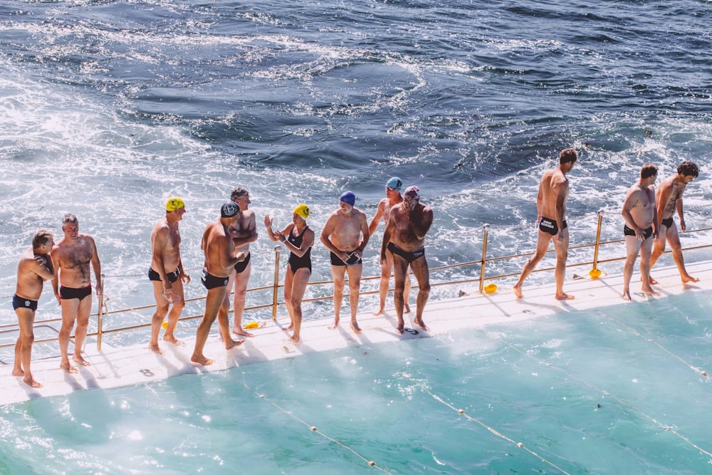 persone in piedi vicino alla ringhiera