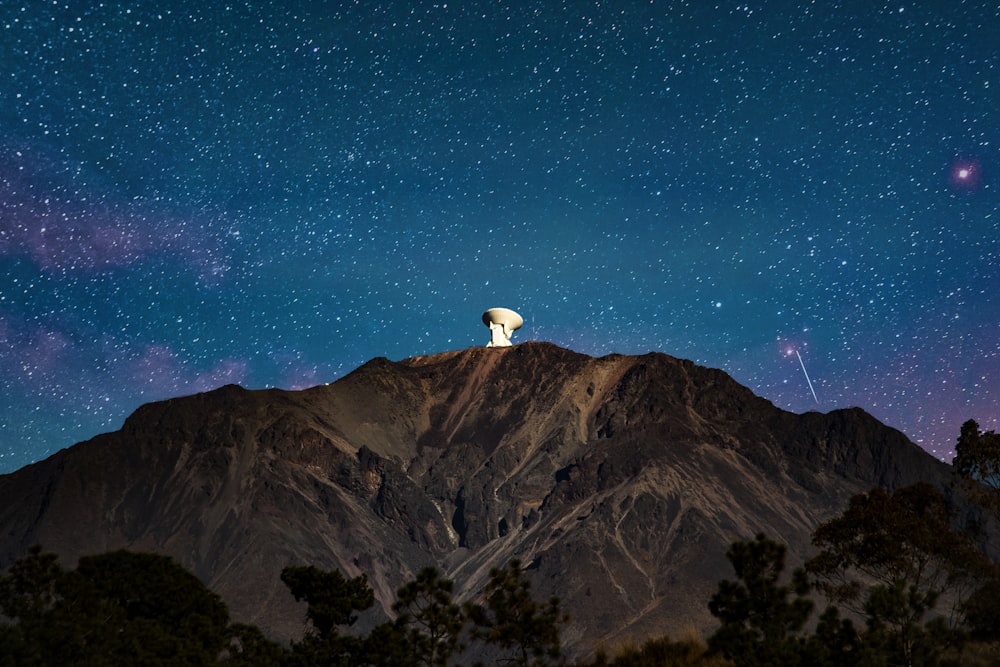 Satellit auf dem Berggipfel während der Nacht