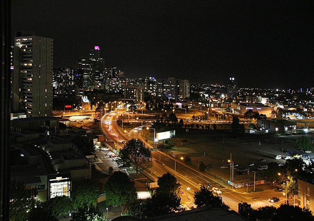 edifícios da cidade durante a noite em fotografia de lapso de tempo