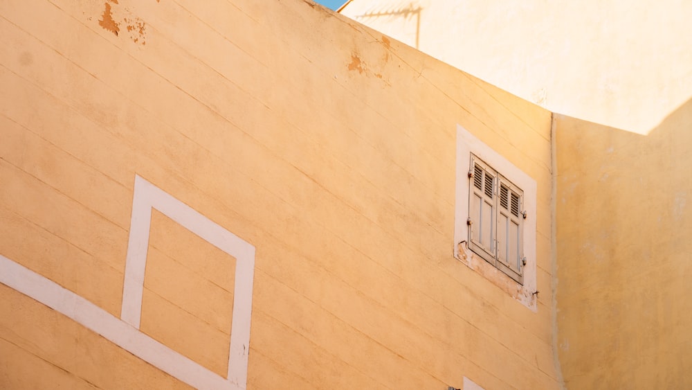 Photographie en contre-plongée d’un bâtiment en béton beige
