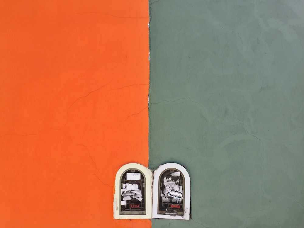 Vista superior fotografia da parede pintada de laranja e cinza