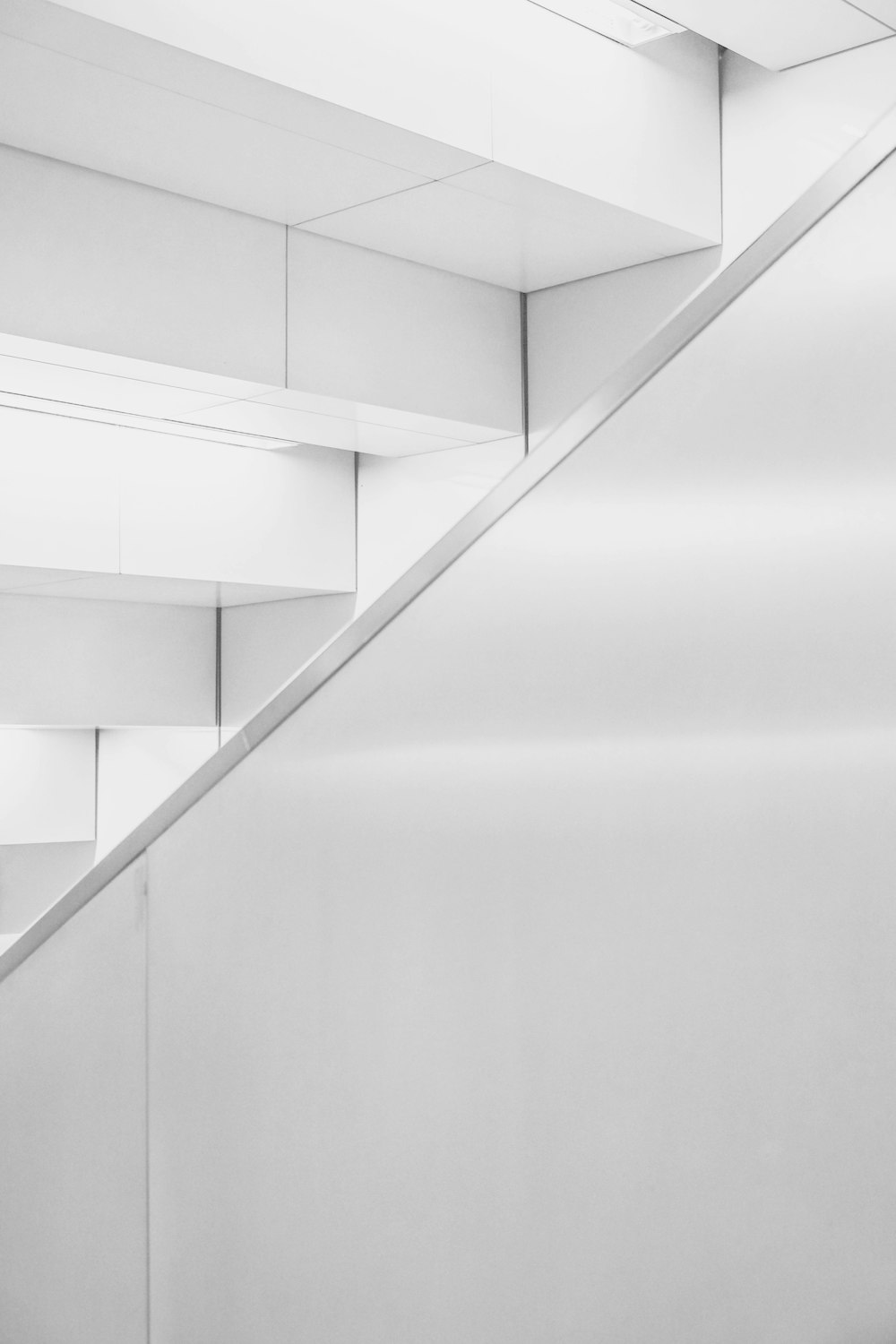 Photo d’escalier en céramique blanche