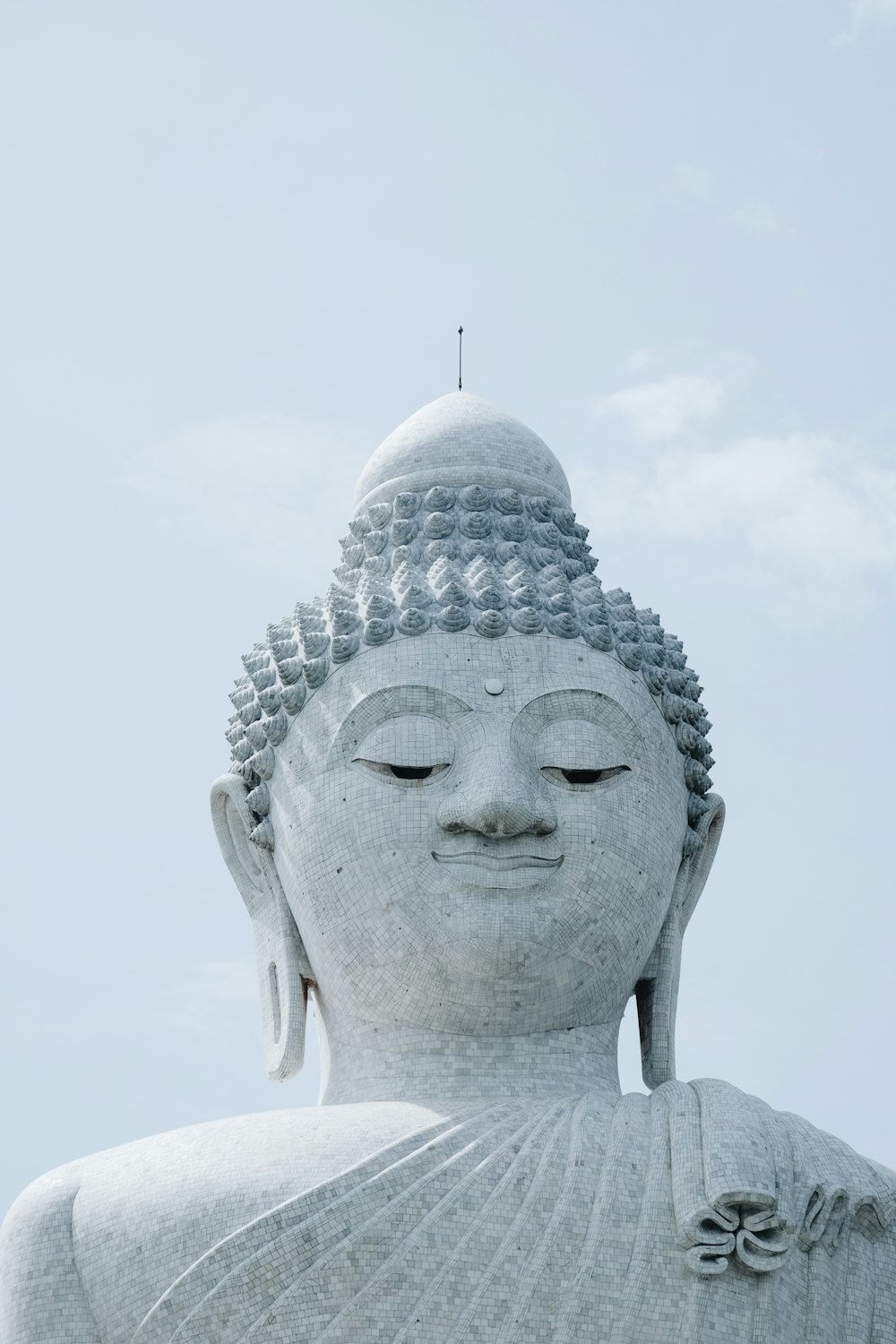weiße Buddha-Statue