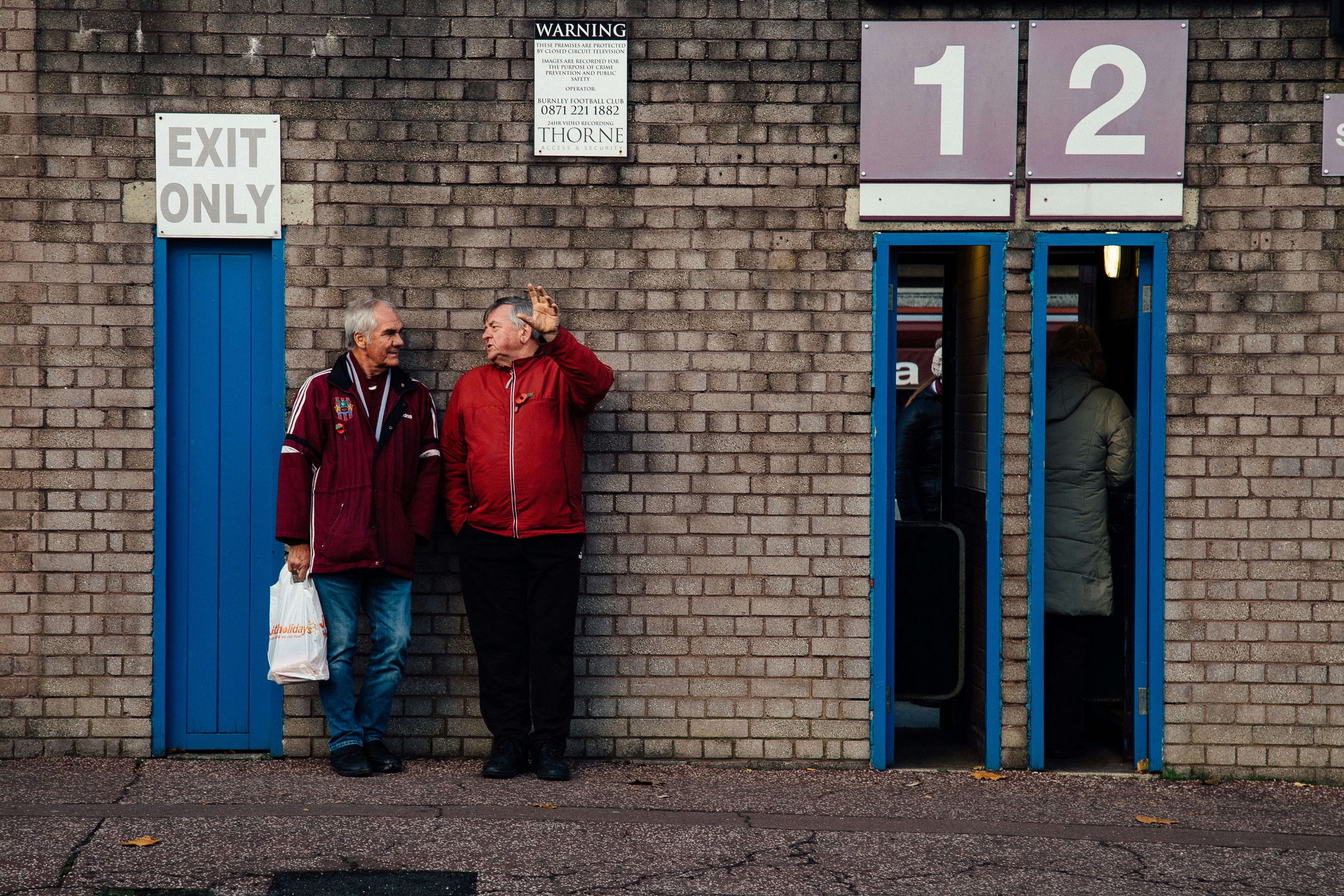 Deux hommes qui se discutent. | Photo : Unsplash