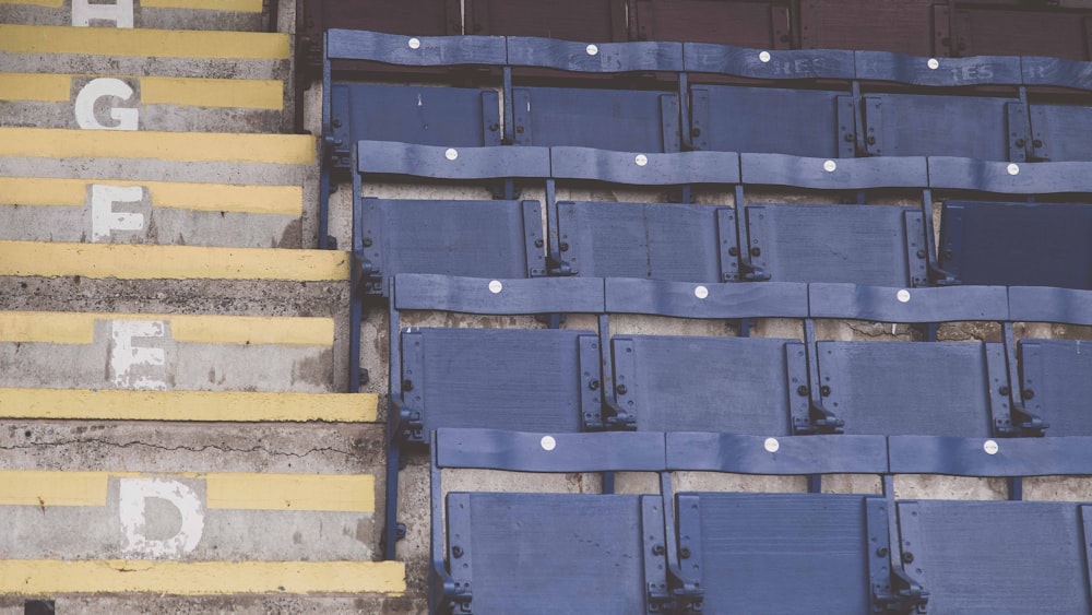 Chaises de stade bleues vides