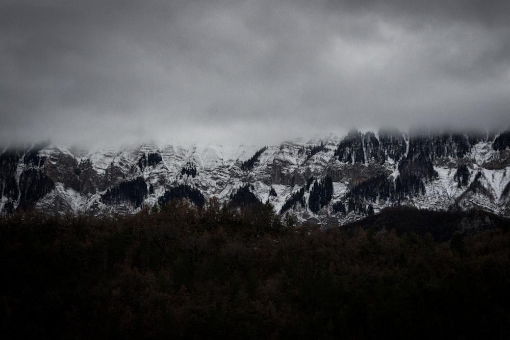 曇り空の下で雪に覆われた山