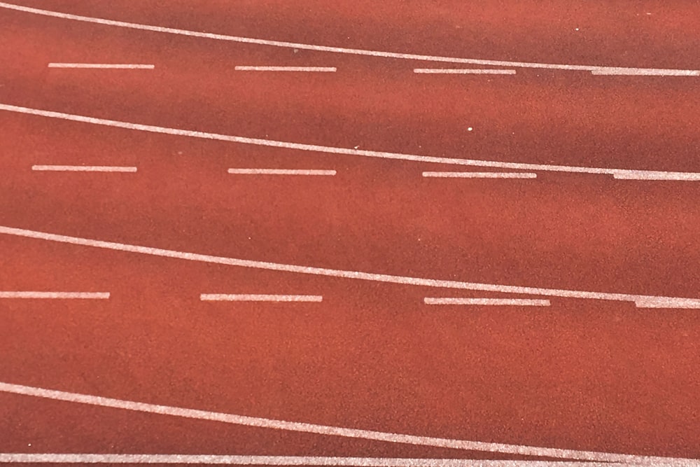 Foto de la pista de carreras roja y blanca