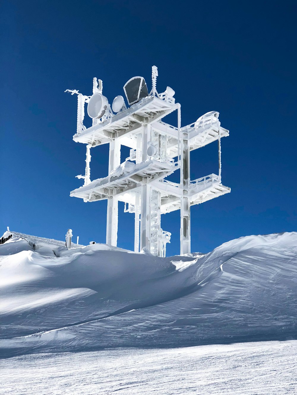 Satélite blanco en colinas cubiertas de nieve