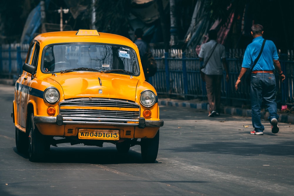 Taxi amarillo en la carretera
