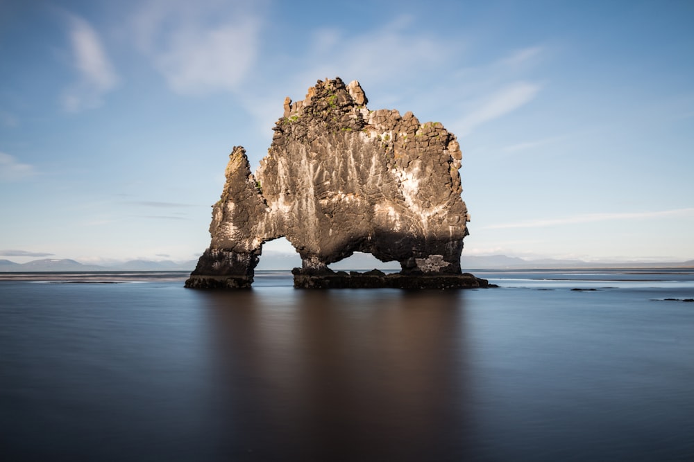 monolito de roca rodeado de cuerpo de agua