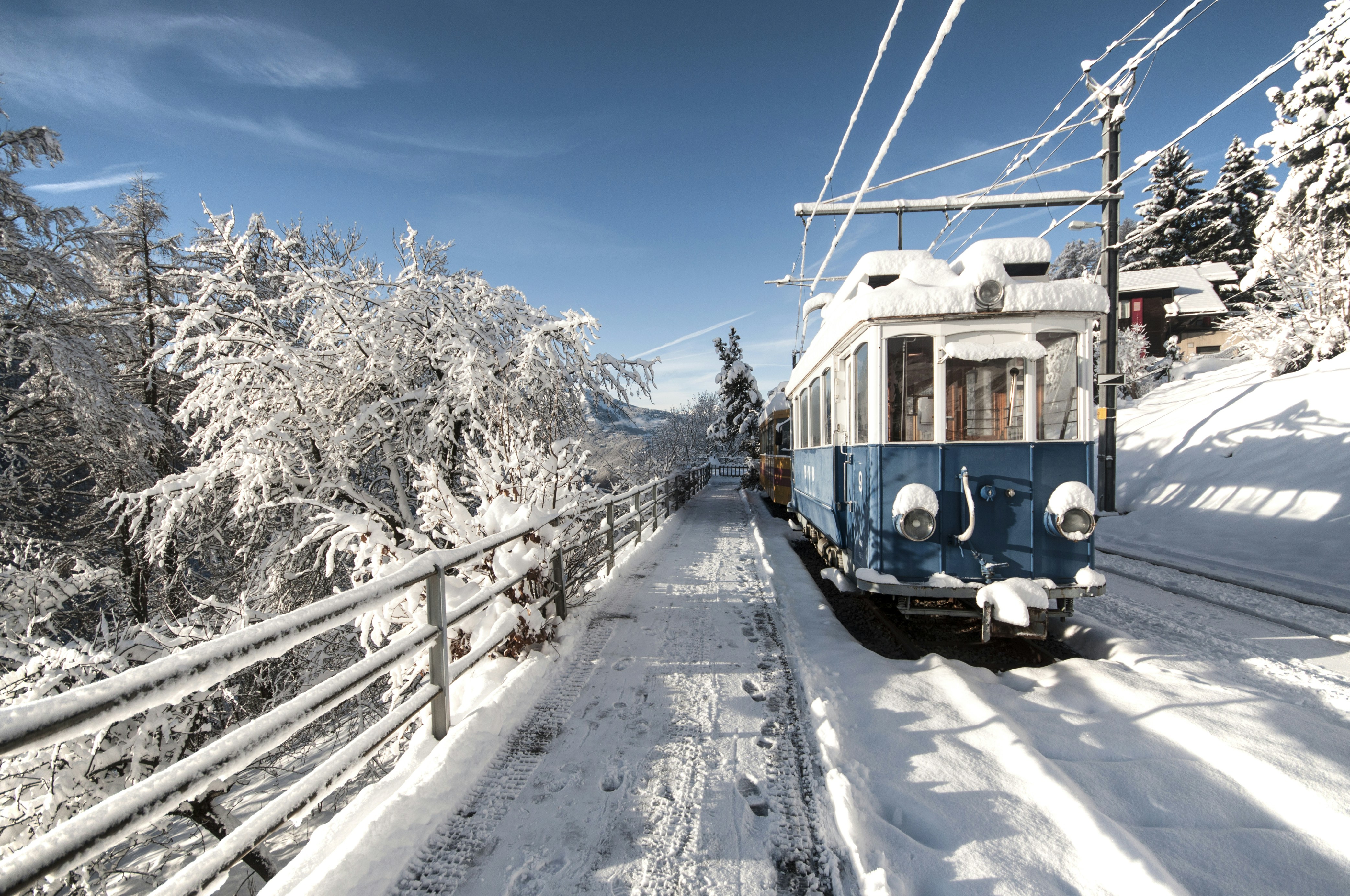 treno ferroviario innevato