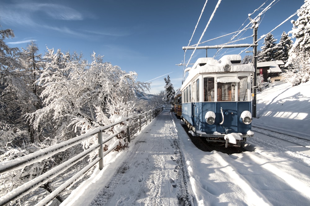 Tren ferroviario cubierto de nieve