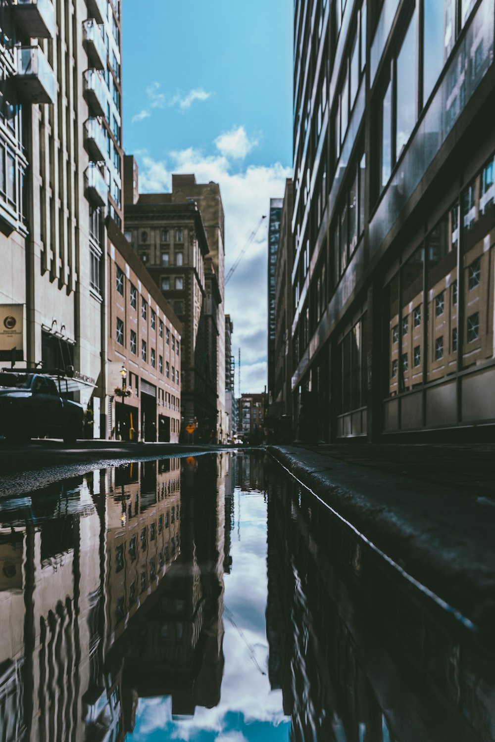 路上の水域の写真撮影