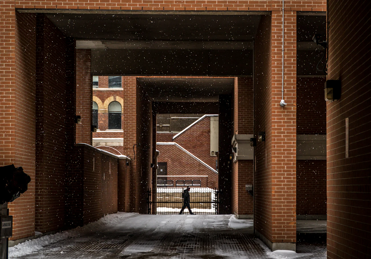 雪が残る集合住宅の入口
