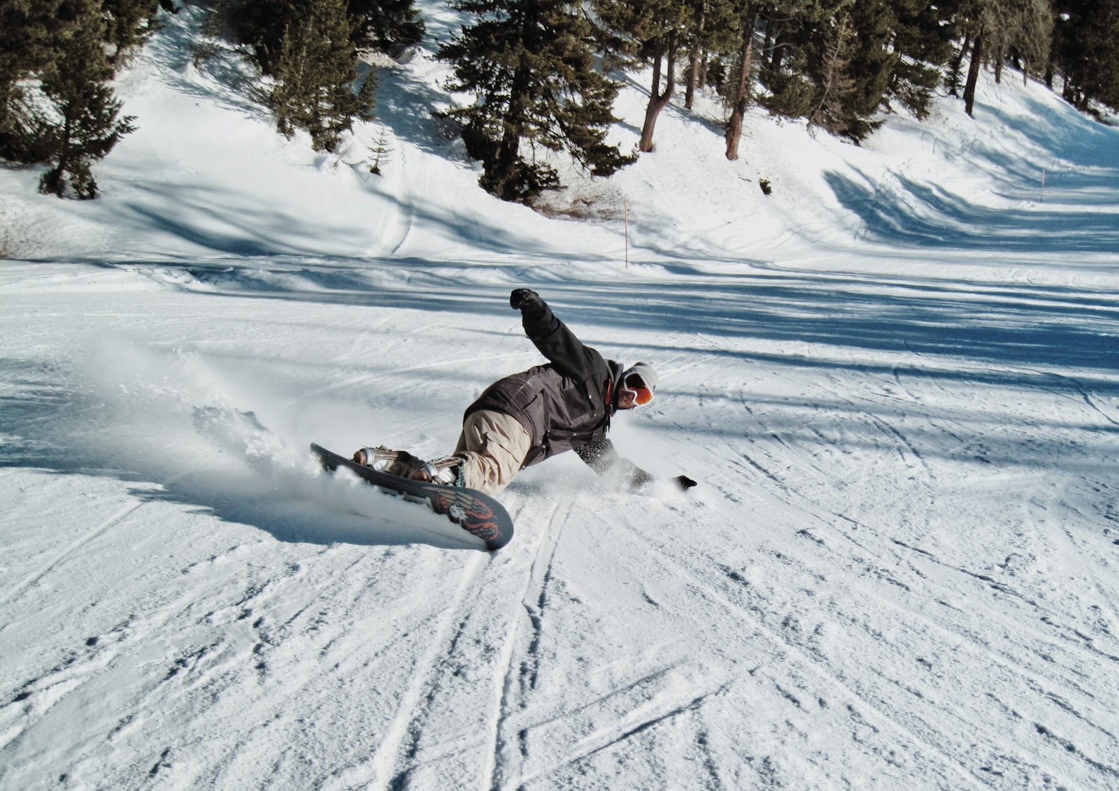 Canon PowerShot SD990 IS (Digital IXUS 980 IS / IXY Digital 3000 IS) sample photo. Man snowboarding near green photography