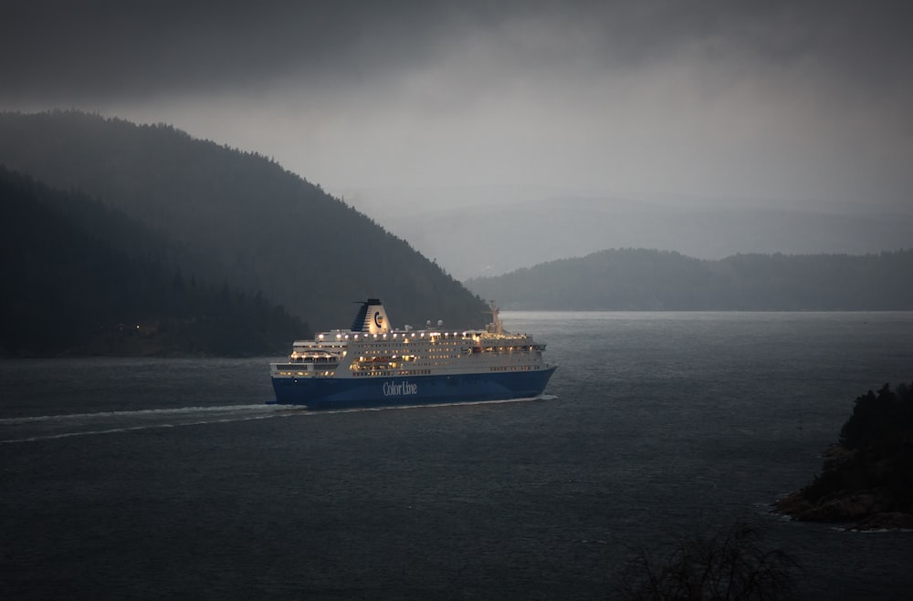 Navio de luxo no corpo de água perto das ilhas