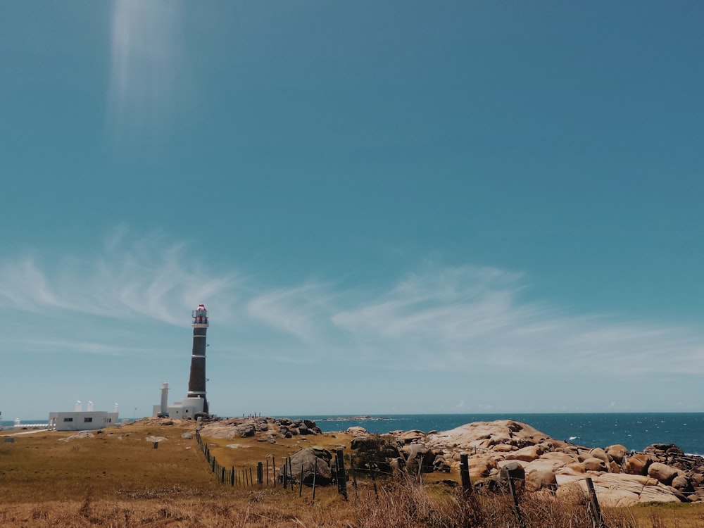 faro marrone e bianco durante il giorno