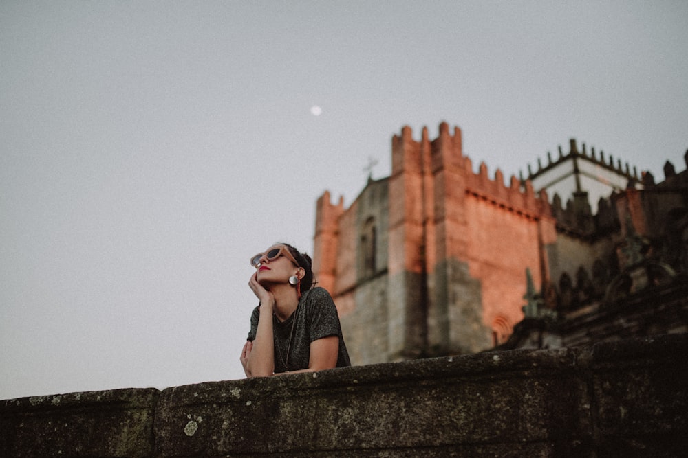 femme près de château de pierre